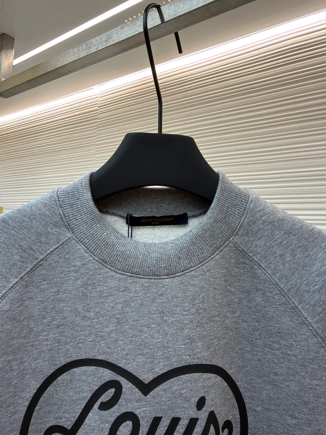 LOUIS VUITTON big heart logo letter print sweatshirt ●Original version: purchased and developed by 6909 ●Item number: 1681806-A75 ●Fabric: cotton fabric ●Technology: printing production ●Color: gray ●Version: fitted version ●Weight: about 545 grams ●Size: S-M-L-XL ●Description: The body is made of 100% cotton fabric, which has been pre-shrunk, making it soft and waxy to the touch and not easily deformed; the round neck uses three-needle hemming technology, and the inside of the collar is lined with rib strips to keep it from becoming loose after long-term wear. The love logo on the chest is printed with environmentally friendly glue. After three times of scraping and high-temperature setting, the pattern is clear and full, and is not easy to crack. The raglan sleeves are edged with the same color binding strip to improve the fit of the shoulders. The hem and cuffs are wide ribbed, with moderate elasticity and washability. The overall stitching is 12 stitches/inch high-density stitching, and the details are overlocked and reinforced to take into account comfort and durability. The overall wiring is straight and delicate, the fabric is comfortable and soft, and the color is consistent without color difference. It can be matched with the same style to create a fashionable look and control various occasions. Customized accessories, complete with three standards, same style for men and women!
